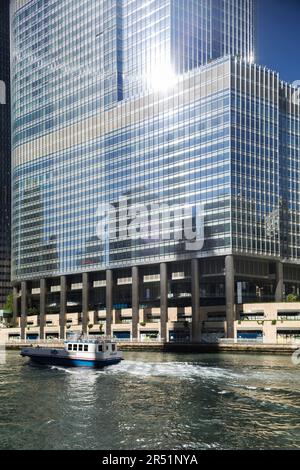 USA, Illinois, Chicago, la luce del sole si riflette nella torre Trump. Foto Stock