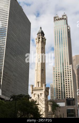 USA, Illinois, Chicago, storica torre dell'acqua e stazione di pompaggio su Michigan Avenue. Foto Stock