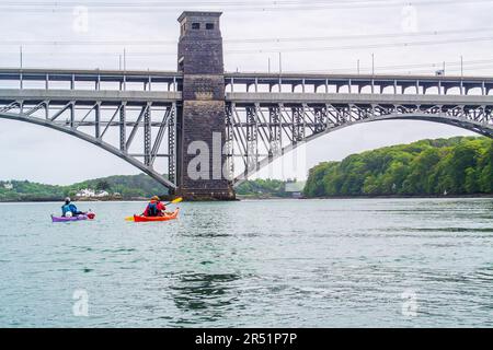 Kayak sullo stretto di Menai, Galles, Regno Unito Foto Stock