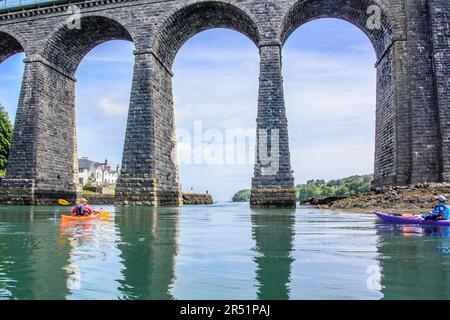 Kayak sullo stretto di Menai, Galles, Regno Unito Foto Stock