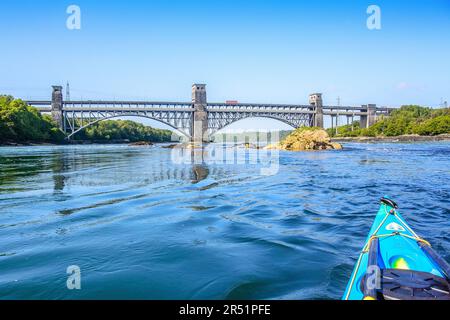 Kayak sullo stretto di Menai, Galles, Regno Unito Foto Stock