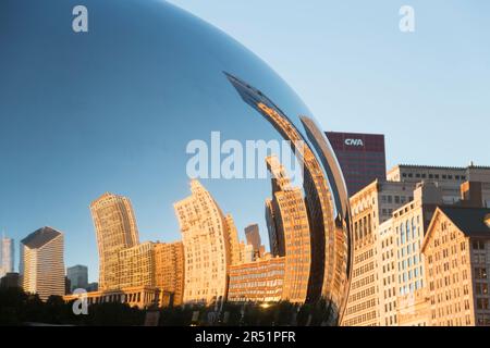 USA, Illinois, Chicago, The 'Bean', alias Cloud Gate, di Anish Kapoor al Millennium Park con riflessi di edifici sulla Michigan Avenue. Foto Stock