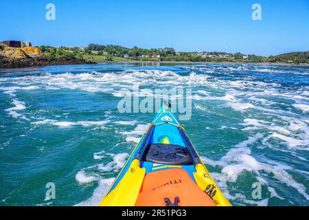 Kayak sullo stretto di Menai, Galles, Regno Unito Foto Stock