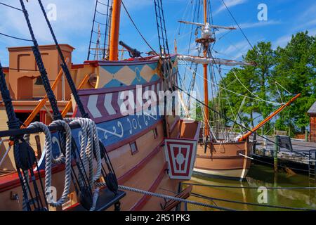 9 MAGGIO 2023 - JAMESTOWN, VIRGINIA, USA: L'insediamento di Jamestown con le navi ricreate forma il periodo coloniale. Foto Stock