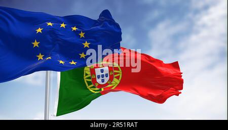 Le bandiere del Portogallo sventolano con la bandiera dell'Unione europea in una giornata limpida. Democrazia e politica. Tessuto increspato, rappresentazione grafica 3D. Messa a fuoco selettiva Foto Stock