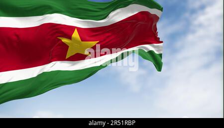 Bandiera nazionale del Suriname che sventola nel vento in una giornata limpida. 5 bande orizzontali: verde, bianco, rosso, bianco, verde, stella gialla nel centro. 3D Illustrat Foto Stock