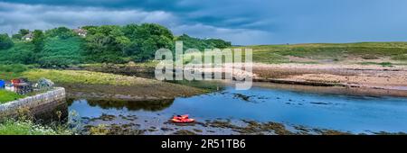 Il fiume Brora e il porto si affacciano sul campo da golf di Brora e sulla spiaggia di Brora Foto Stock