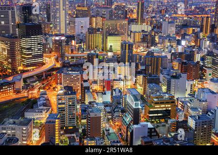 Osaka, paesaggio urbano giapponese con architettura densa nel quartiere di Umeda di notte. Foto Stock