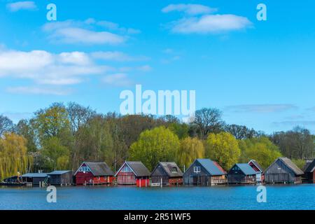 Tradizionali capanne di pescatori dal tetto di paglia sul fiume Mueritz, paese Roebel, Mecklenbrug Lake District, Mecklenburg-West-Pomerania, Germania orientale Foto Stock