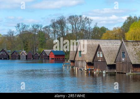 Tradizionali capanne di pescatori dal tetto di paglia sul fiume Mueritz, paese Roebel, Mecklenbrug Lake District, Mecklenburg-West-Pomerania, Germania orientale Foto Stock