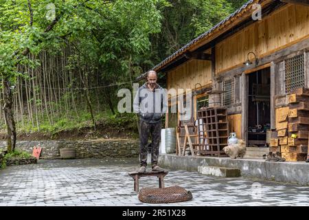 (230531) -- CHONGQING, 31 maggio 2023 (Xinhua) -- Vincent Cazeneuve è ritratto fuori dal suo studio nel villaggio di Songbai di Beiping Town, Chengkou County, sud-ovest della Cina Chongqing Municipality, 29 maggio 2023. Lo studio di Vincent Cazeneuve, una casa di legno a due piani circondata da alberi laccati, si trova nel profondo delle montagne Daba nella città di Beiping, nella contea di Chengkou, nel sud-ovest del comune di Chongqing. Affascinato dall'arte della lacca, l'artista francese è venuto in Cina 15 anni fa con l'obiettivo di trovare le specie adatte di lacca per realizzare opere d'arte della lacca. Aveva visitato molti luoghi in Cina, Foto Stock