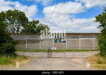 Pilton, Somerset, Regno Unito. 31st maggio 2023. Meteo nel Regno Unito. Vista generale del sito del Festival di Glastonbury presso la Worthy Farm di Pilton nel Somerset in un caldo pomeriggio di sole, che si sta approntando per quest'anno festival musicale che si terrà dal 21st al 25th giugno 2023. La recinzione di sicurezza che circonda il luogo è stata costruita. Picture Credit: Graham Hunt/Alamy Live News Foto Stock