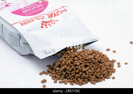 2kg sacchetto richiudibile di Royal Canin Savour Exigent Cat Biscuits Foto Stock