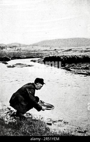 Panning for Gold Among the Black Hills, Dakota fotografia d'annata in bianco e nero di Clifton Johnson, dal libro guida ' Highways and byways of the Rocky Mountains ' Pubblicazione data 1910 Editore Macmillan Company New York e Londra Foto Stock