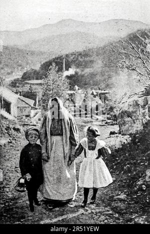 Una passeggiata con la nonna tra le Black Hills, Dakota fotografia d'epoca in bianco e nero di Clifton Johnson, dal libro guida ' Highways and byways of the Rocky Mountains ' Data di pubblicazione 1910 Editore Macmillan Company New York e Londra Foto Stock