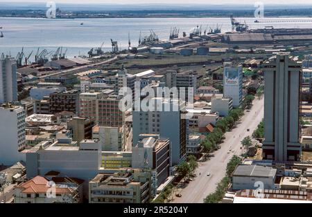 Mozambico, Maputo; una panoramica della città di Maputo con nella parte posteriore la zona industriale sul lungomare. Foto Stock