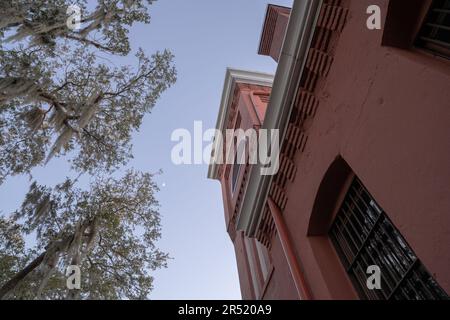 Vecchio edificio storico della prigione di St. Augustine Florida, progettato per sembrare un hotel rosa Foto Stock