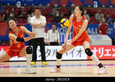 Nagoya, Giappone. 31st maggio, 2023. Li Yingying (R) of China passa la palla durante la Volley Nations League 2023 tra Cina e Brasile a Nagoya, Giappone, 31 maggio 2023. Credit: Zhang Xiaoyu/Xinhua/Alamy Live News Foto Stock