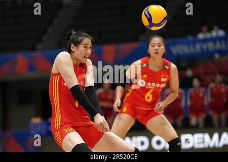 Nagoya, Giappone. 31st maggio, 2023. Wang Yunlu (L) della Cina passa la palla durante la Volley Nations League 2023 tra Cina e Brasile a Nagoya, Giappone, 31 maggio 2023. Credit: Zhang Xiaoyu/Xinhua/Alamy Live News Foto Stock