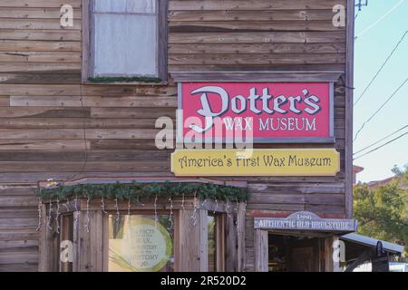 St Augustine, Florida - 28 dicembre 2022: Cartello e ingresso al museo delle cere Potters e al 1886° vecchio Drugstore nel centro storico Foto Stock