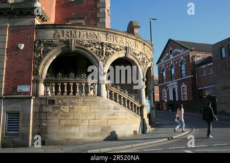 Il sole della tarda sera illumina l'ingresso della biblioteca di Armley Branch, Stocks Hill, Leeds. Foto Stock
