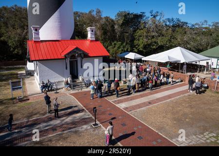 St Augustine, Florida - 28 dicembre 2022: Grandi folle e le file si formano per salire la St. Augustine Lighthouse in una giornata di sole Foto Stock