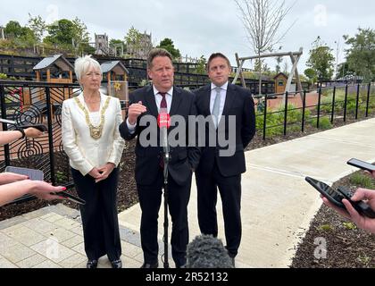 Ministro per l'alloggio Darragh o'Brien (centro), con la presidente del consiglio di Dun Laoghaire-Rathdown Mary Hanafin (sinistra) e Cormac Devlin TD (destra), intervenendo all'apertura di un parco come parte della zona di sviluppo strategico di Cherrywood. Il ministro per gli alloggi ha detto che è fiducioso di poter invertire la tendenza al ribasso della proprietà familiare visto dal censimento del 1991. Data immagine: Mercoledì 31 maggio 2023. Foto Stock