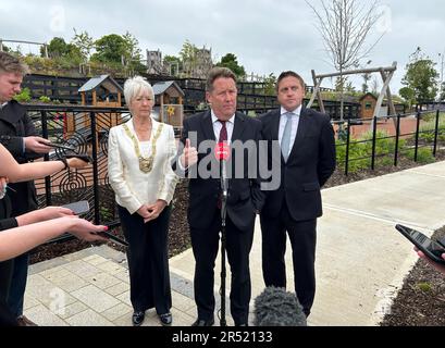 Ministro per l'alloggio Darragh o'Brien (centro), con la presidente del consiglio di Dun Laoghaire-Rathdown Mary Hanafin (sinistra) e Cormac Devlin TD (destra), intervenendo all'apertura di un parco come parte della zona di sviluppo strategico di Cherrywood. Il ministro per gli alloggi ha detto che è fiducioso di poter invertire la tendenza al ribasso della proprietà familiare visto dal censimento del 1991. Data immagine: Mercoledì 31 maggio 2023. Foto Stock