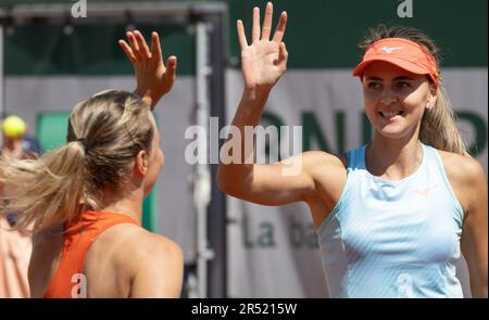 Parigi, Francia. 31st maggio, 2023. Il belga Kimberley Zimmermann e il belga Maryna Zanevska hanno ritratto durante una partita di tennis doppia tra la coppia belga Zanevska-Zimmermann e la coppia francese Andrianjafitrimo-ferro, nel primo round delle doppie femminili al torneo di tennis francese Roland Garros Open di Parigi, in Francia, mercoledì 31 maggio 2023. BELGA PHOTO BENOIT DOPPAGNE Credit: Belga News Agency/Alamy Live News Foto Stock