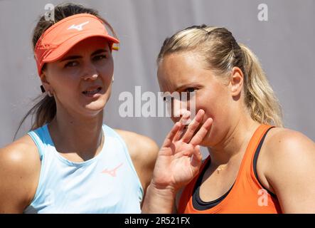 Parigi, Francia. 31st maggio, 2023. Il belga Maryna Zanevska e il belga Kimberley Zimmermann hanno ritratto nel corso di una partita di tennis doppia tra la coppia belga Zanevska-Zimmermann e la coppia francese Andrianjafitrimo-ferro, nel primo round delle doppie femminili al torneo di tennis francese Roland Garros Open di Parigi, in Francia, mercoledì 31 maggio 2023. BELGA PHOTO BENOIT DOPPAGNE Credit: Belga News Agency/Alamy Live News Foto Stock