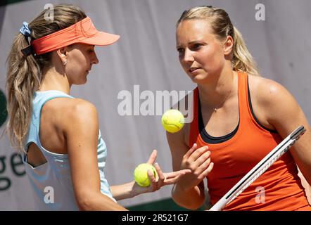 Parigi, Francia. 31st maggio, 2023. Il belga Maryna Zanevska e il belga Kimberley Zimmermann hanno ritratto nel corso di una partita di tennis doppia tra la coppia belga Zanevska-Zimmermann e la coppia francese Andrianjafitrimo-ferro, nel primo round delle doppie femminili al torneo di tennis francese Roland Garros Open di Parigi, in Francia, mercoledì 31 maggio 2023. BELGA PHOTO BENOIT DOPPAGNE Credit: Belga News Agency/Alamy Live News Foto Stock