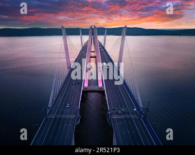 New Tappan Zee Bridge BW - veduta aerea del nuovo Tappan Zee Bridge ufficiale chiamato il ponte Mario Cuomo a New York. Il ponte a due cavi Foto Stock