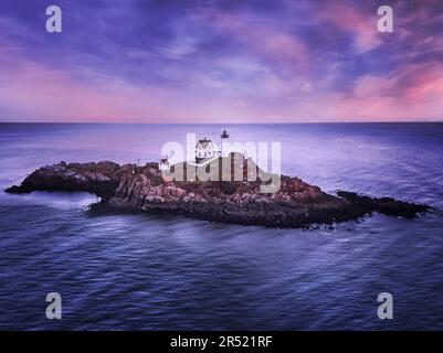 Nobble Lighthouse Aerial BW - veduta aerea di un bel cielo spettacolare dell'iconica Nobble Light a Cape Neddick a York, Maine, New en Foto Stock