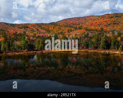 Lily Pond White Mountains NH Fall - Vista dei colori delle cime autunnali a Lily Pond con la White Mountain National Forest nel New Hampshire. Il Whi Foto Stock