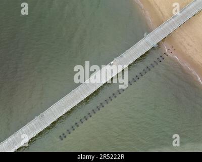 Keansburg Pier NJ Aerial - veduta aerea dall'alto verso il basso del molo lungo quasi 2000 metri sul litorale. Questa immagine è disponibile anche a colori Foto Stock