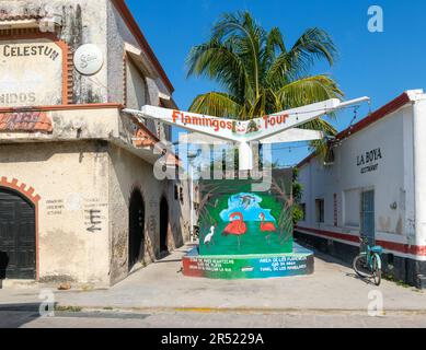 Flamingo tour pubblicità a piccoli insediamenti costieri sul Golfo del Messico, Celestun, Yucatan, Messico Foto Stock