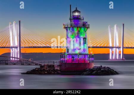 NY Tarrytown Lighthouse - illuminato con decorazioni natalizie con il ponte Tappan Zee, ufficialmente nominato Governatore Mario M. Cuomo Brid Foto Stock