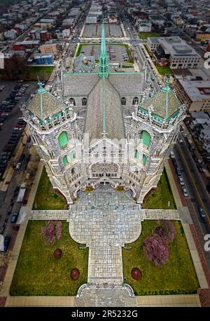 Cattedrale Basilica del Sacro cuore NJ - veduta aerea della rinascita gotica francese dettagli architettonici della 5th più grande cattedrale nello Stat Unito Foto Stock