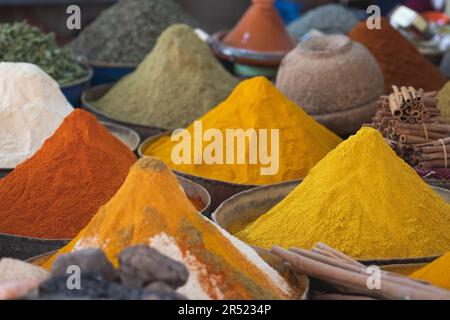 Varie spezie secche colorate messe in bancarella nel mercato locale con vari souvenir orientali tradizionali ed erbe Foto Stock