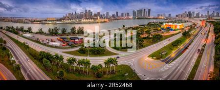 Miami FL Skyline Pano - Vista aerea panoramica dello skyline di Miami, Florida. A parte le molte strade che portano allo skyline moderno, anche si vede è th Foto Stock