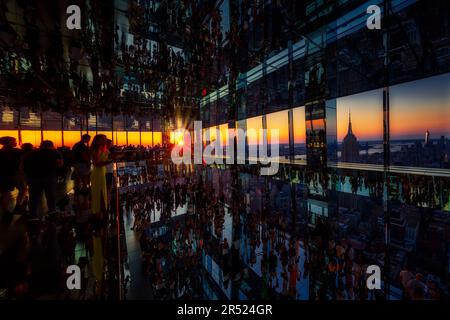 Sunset The Summit NYC - Vista dalla Summit Experience presso un osservatorio Vanderbilt nel centro di Manhattan a New York City, New York. Questo tramonto Foto Stock