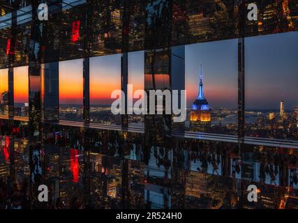 Tramonto sul NYC Summit - Vista dalla Summit Experience presso un osservatorio Vanderbilt nel centro di Manhattan a New York City, New York. Questa vista tramonto Foto Stock