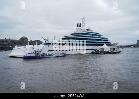 Londra Regno Unito. 31 maggio 2023 . Un Superyacht chiamato KAOS di proprietà di Nancy Walton Laurie ha attraccato sul Tamigi. Il Superyacht è stato costruito dal costruttore navale olandese Oceanco e misura 110 metri (361 piedi) e dispone di 16 cabine, con spazio per 45 membri dell'equipaggio e può ospitare 31 ospiti. Il Superyacht è stato acquistato per $275 nel 2018 da Nancy Walton che è l'erede della catena americana Walmart ed è classificato al numero 268 sulla lista Forbes dei miliardari. Credit: amer Ghazzal/Alamy Live News Foto Stock