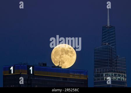 Solo uno skyline di New York - la luna piena di Beaver sorge sopra un Penn Plaza accanto ad un Vanderbilt presso lo skyline di New York City. Entrambi gli edifici sono loca Foto Stock