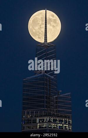 One Vanderbilt NYC - la luna piena Beaver sorge sopra un Vanderbilt presso lo skyline di New York City situato nel centro di Manhattan a New York. Questo imag Foto Stock