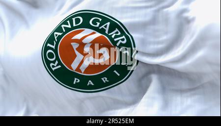 Parigi, FR, 2023 aprile: Bandiera bianca con il logo Roland Garros che sventola nel vento. French Open è un importante torneo di tennis in programma alla fine di maggio di ogni anno. Foto Stock