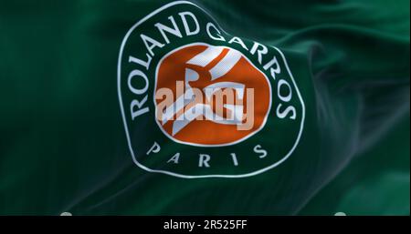 Parigi, FR, 2023 aprile: Bandiera verde con il logo Roland Garros che sventola nel vento. French Open è un importante torneo di tennis in programma alla fine di maggio di ogni anno. Foto Stock