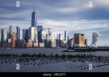 Lo skyline di Lower Manhattan New York City mostra il World Trade Center comunemente chiamato Freedom Tower. Di fronte al fiume Hudson Foto Stock