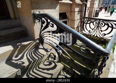 Ringhiere Art Nouveau fuori Queen's House, un edificio di uffici in Wellington Street, Leeds. Foto Stock