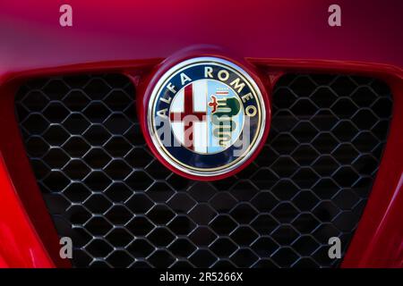 Primo piano del logo Alfa Romeo sulla calandra anteriore di una classica vettura sportiva di lusso Foto Stock